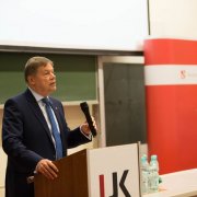 Prof. Janusz Janeczek, przewodniczący Rady NCN, otwiera sympozjum Znaczenie systemu grantowego dla poprawy jakości badań naukowych w Polsce, fot. Michał Niewdana