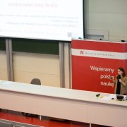 Wystąpienie dr. Magdaleny Woźniak podczas sympozjum Znaczenie systemu grantowego dla poprawy jakości badań naukowych w Polsce, fot. Michał Niewdana