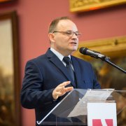 Prof. Grzegorz Karch, członek Rady NCN, wygłasza laudację dla laureata w naukach ścisłych i technicznych dra hab. Piotra Sankowskiego.