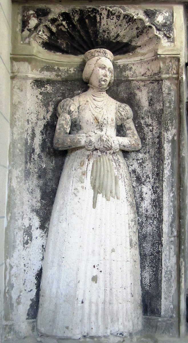Kamienna figura kobiety w sukni i koronie. Fragment grobowca Zofii Jagiellonki w Wolfenbüttel