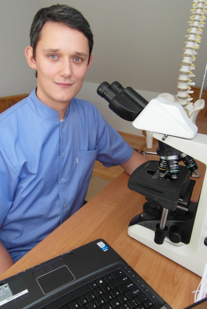 Krzysztof Tomaszewski przy mikroskopie