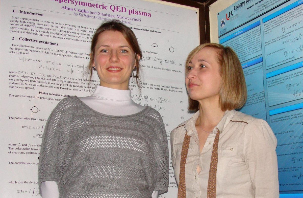 Alina Czajka i Katarzyna Deja na tle posteru konferencyjnego