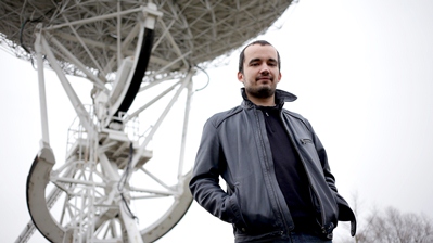 Jan Ostrowski na tle zabudowań obserwatorium astronomicznego