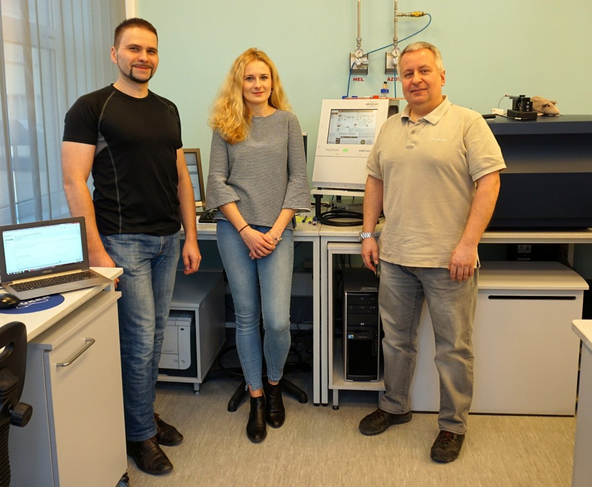Dr hab. Krzysztof Pyrć with dr hab. Piotr Suder and Joanna Ner from AGH University of Science and Technology