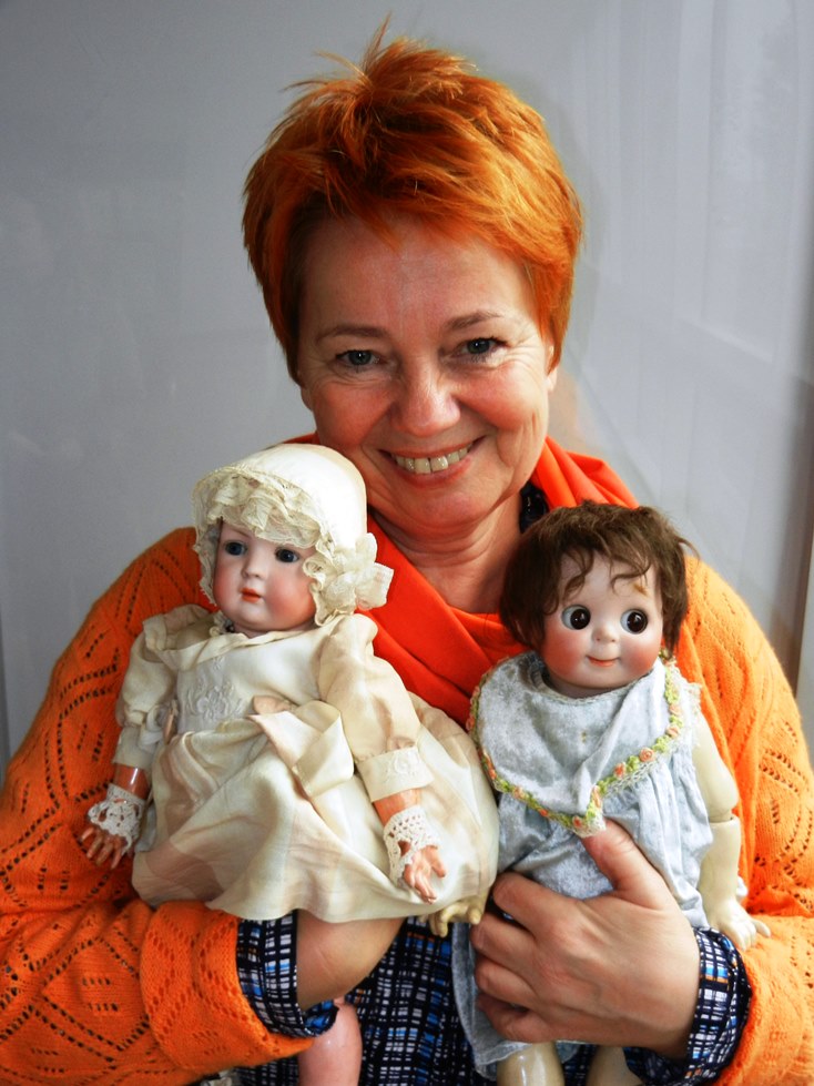 Zdjęcie portretowe kierowniczki projektu, profesor Doroty Żołądź-Strzelczyk, pozującej z dwiema lalkami.