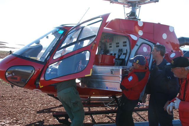 Pakowanie skrzyń ze skamieniałościami do helikoptera.