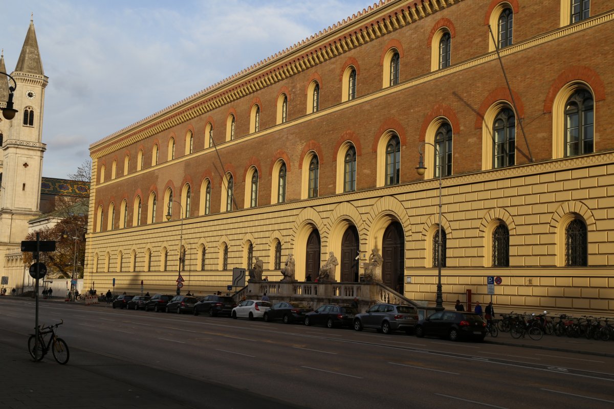 Gmach Bayerische Staatsbibliothek München, północną część parteru zajmuje ośrodek Monumenta Germaniae Historica